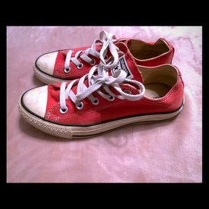 Women’s size 6 converse chuck Taylor’s